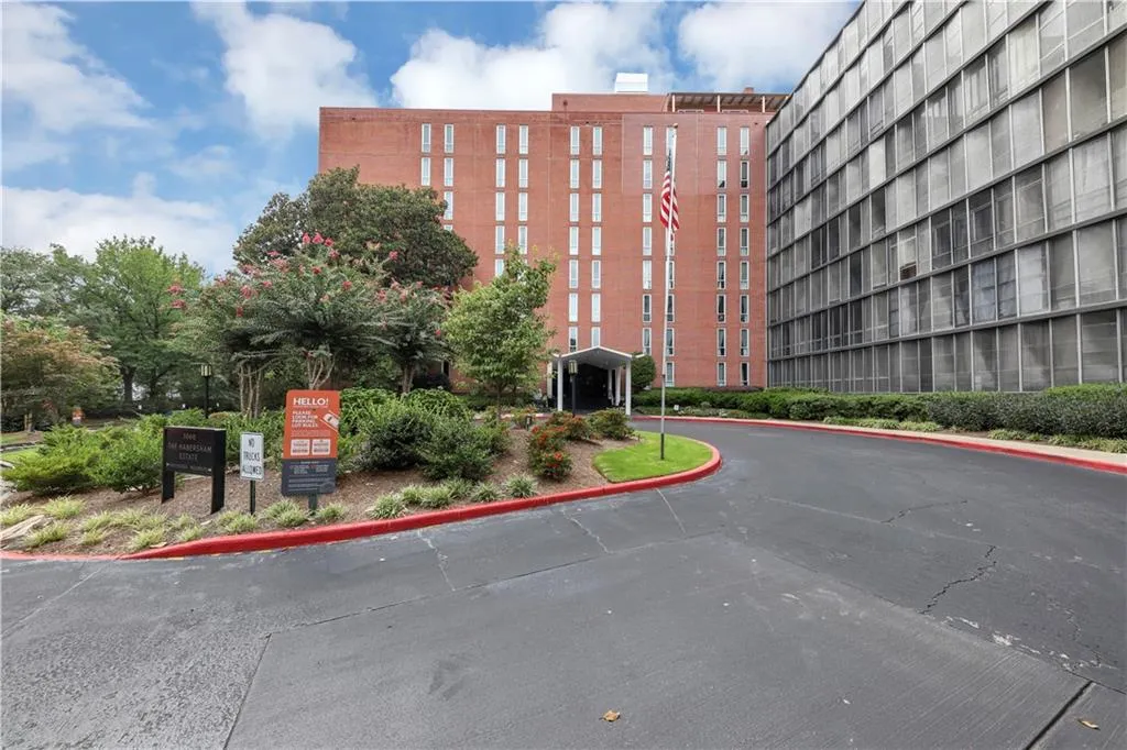 3060 Pharr Court North Nw Unit 423, Atlanta, Georgia 30305, 2 Bedrooms Bedrooms, ,1 BathroomBathrooms,Residential,For Sale,3060 Pharr Court North Nw Unit 423,7648668