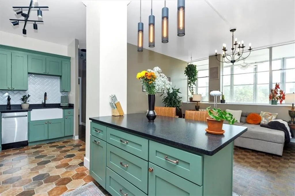 3060 Pharr Court North Nw Unit 423, Atlanta, Georgia 30305, 2 Bedrooms Bedrooms, ,1 BathroomBathrooms,Residential,For Sale,3060 Pharr Court North Nw Unit 423,7648668