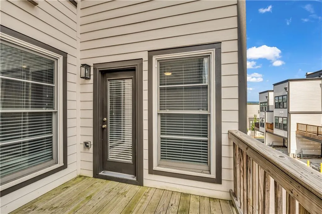 Property entrance with a balcony