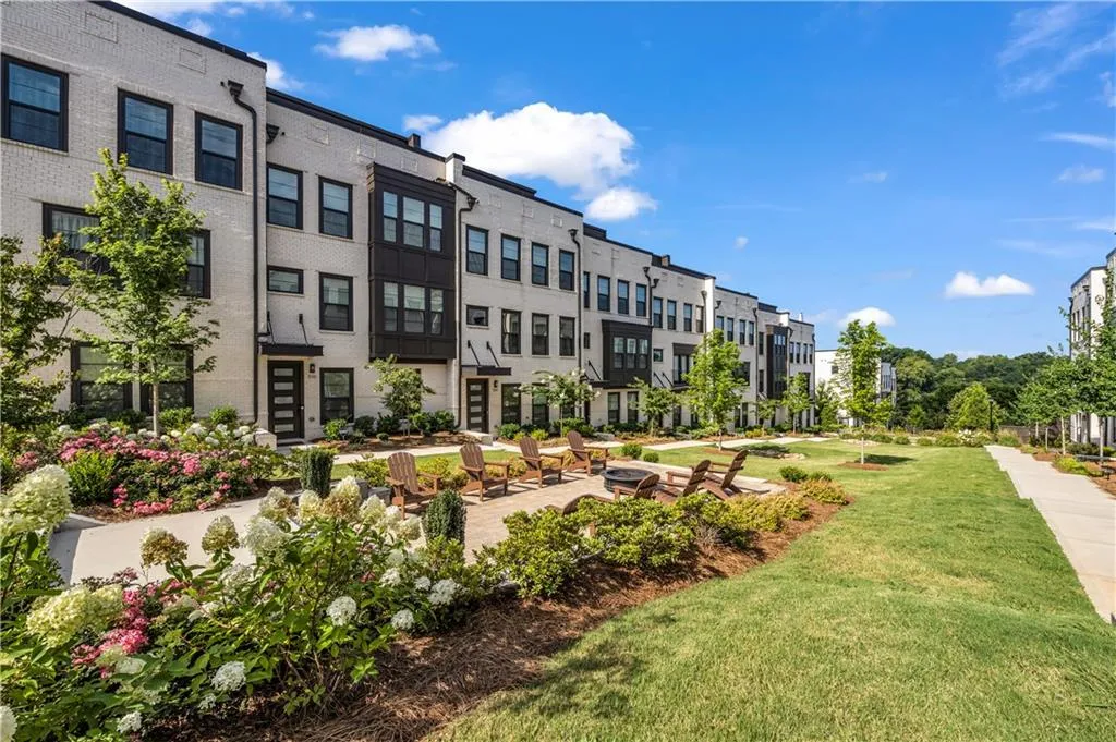 View of home's community with a lawn and a residential view
