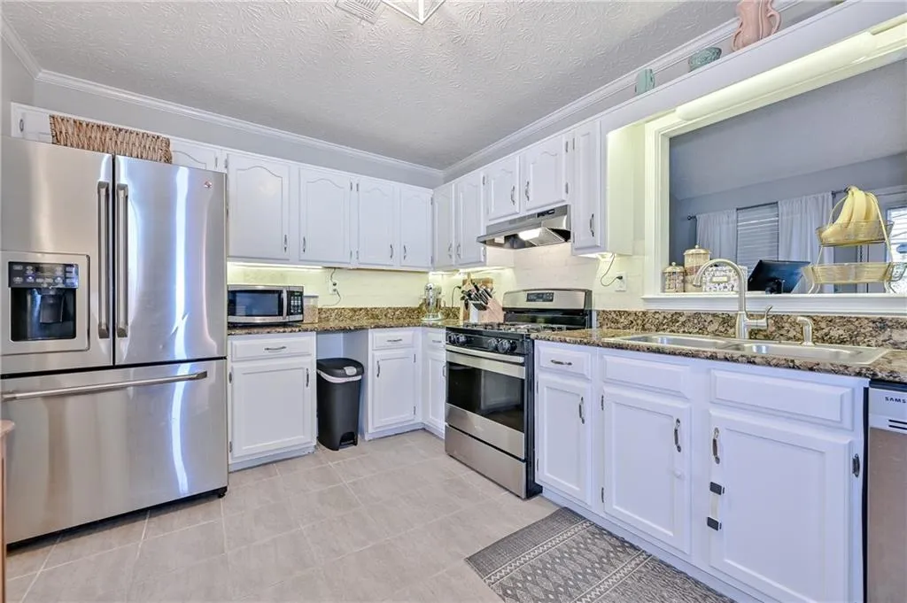 7910 Briar Villa Place, Sandy Springs, Georgia 30350, 3 Bedrooms Bedrooms, ,2 BathroomsBathrooms,Residential,Sold,7910 Briar Villa Place,6985734