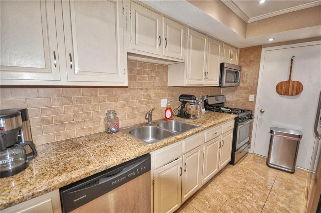 6851 Roswell Road Unit O11, Sandy Springs, Georgia 30328, 3 Bedrooms Bedrooms, ,2 BathroomsBathrooms,Residential,Sold,6851 Roswell Road Unit O11,6698247