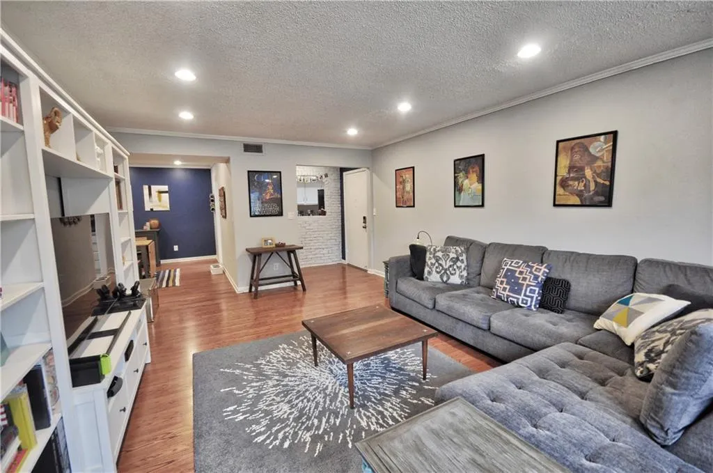 6851 Roswell Road Unit O11, Sandy Springs, Georgia 30328, 3 Bedrooms Bedrooms, ,2 BathroomsBathrooms,Residential,Sold,6851 Roswell Road Unit O11,6698247