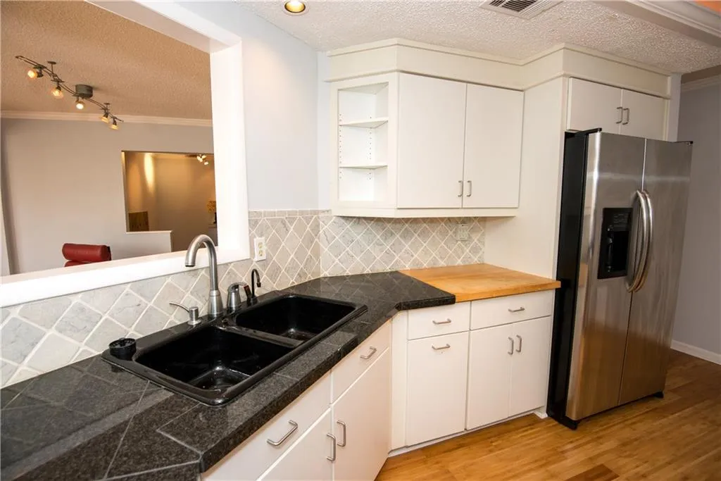 26 Dunwoody Springs Drive, Atlanta, Georgia 30328, 3 Bedrooms Bedrooms, ,2 BathroomsBathrooms,Residential,Sold,26 Dunwoody Springs Drive,5661877