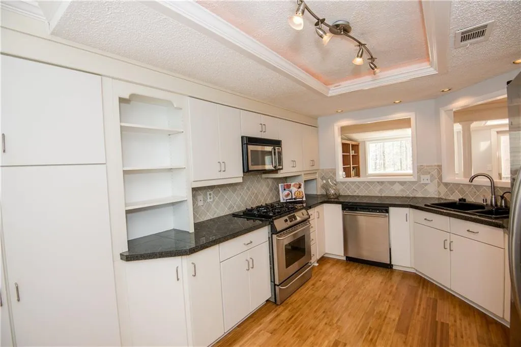 26 Dunwoody Springs Drive, Atlanta, Georgia 30328, 3 Bedrooms Bedrooms, ,2 BathroomsBathrooms,Residential,Sold,26 Dunwoody Springs Drive,5661877