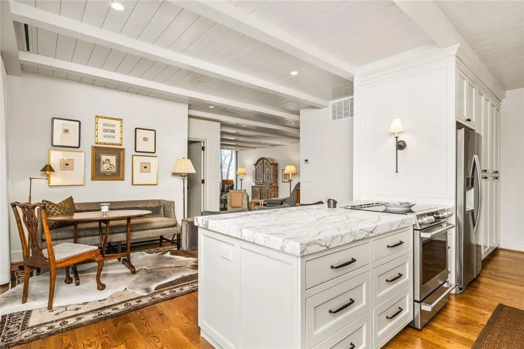 2575 Peachtree Road Ne Unit 8d, Atlanta, Georgia 30305, 2 Bedrooms Bedrooms, ,2 BathroomsBathrooms,Residential,For Sale,2575 Peachtree Road Ne Unit 8d,7632719