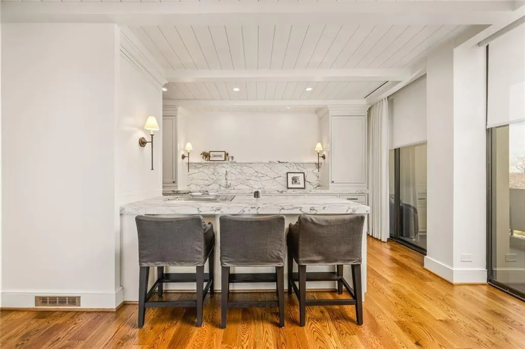 2575 Peachtree Road Ne Unit 8d, Atlanta, Georgia 30305, 2 Bedrooms Bedrooms, ,2 BathroomsBathrooms,Residential,For Sale,2575 Peachtree Road Ne Unit 8d,7632719