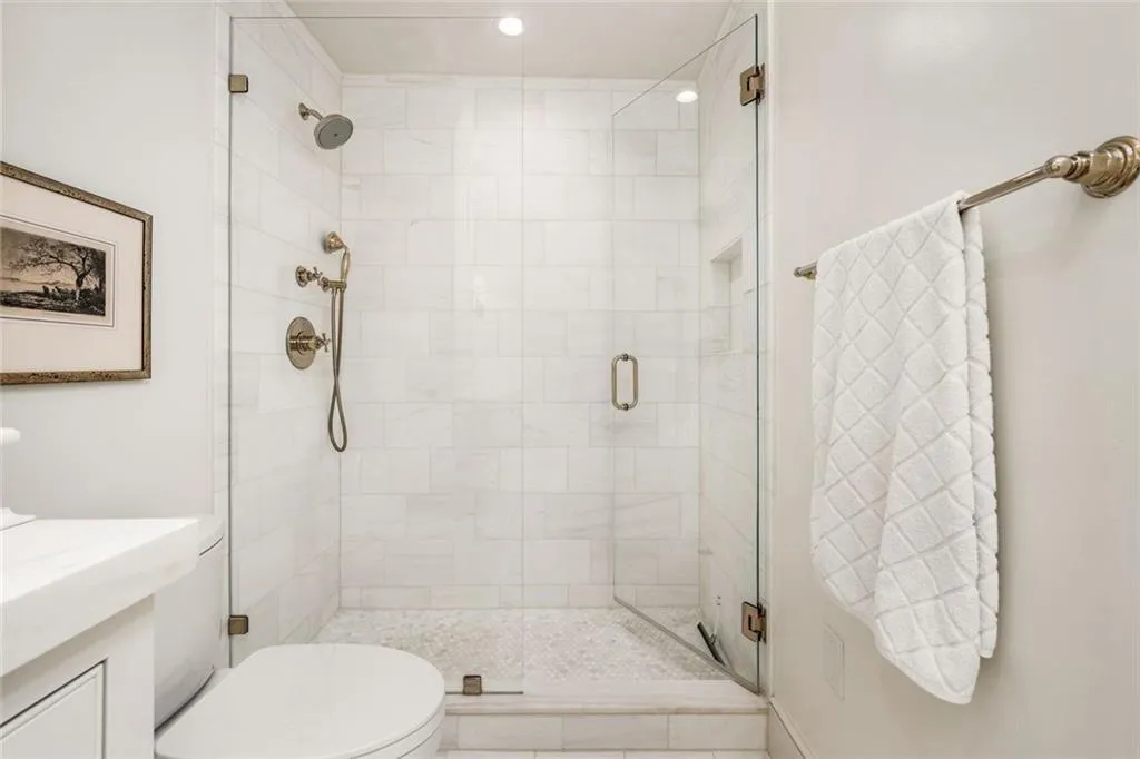 2575 Peachtree Road Ne Unit 8d, Atlanta, Georgia 30305, 2 Bedrooms Bedrooms, ,2 BathroomsBathrooms,Residential,For Sale,2575 Peachtree Road Ne Unit 8d,7632719