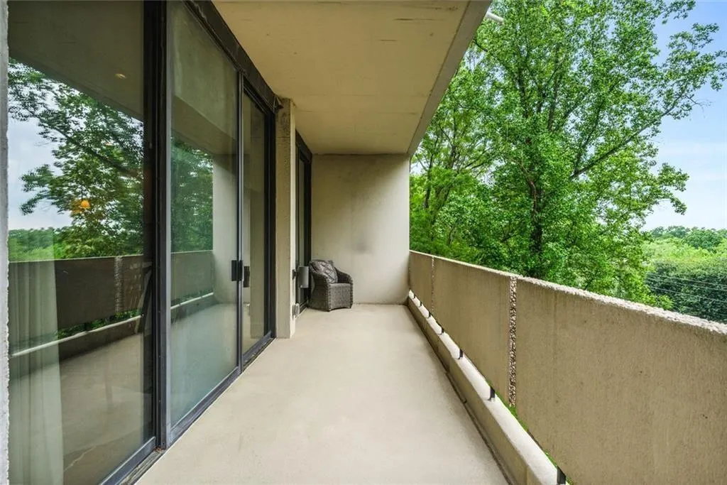 2575 Peachtree Road Ne Unit 8d, Atlanta, Georgia 30305, 2 Bedrooms Bedrooms, ,2 BathroomsBathrooms,Residential,For Sale,2575 Peachtree Road Ne Unit 8d,7632719
