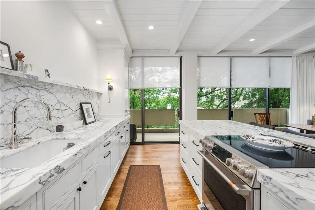 2575 Peachtree Road Ne Unit 8d, Atlanta, Georgia 30305, 2 Bedrooms Bedrooms, ,2 BathroomsBathrooms,Residential,For Sale,2575 Peachtree Road Ne Unit 8d,7632719