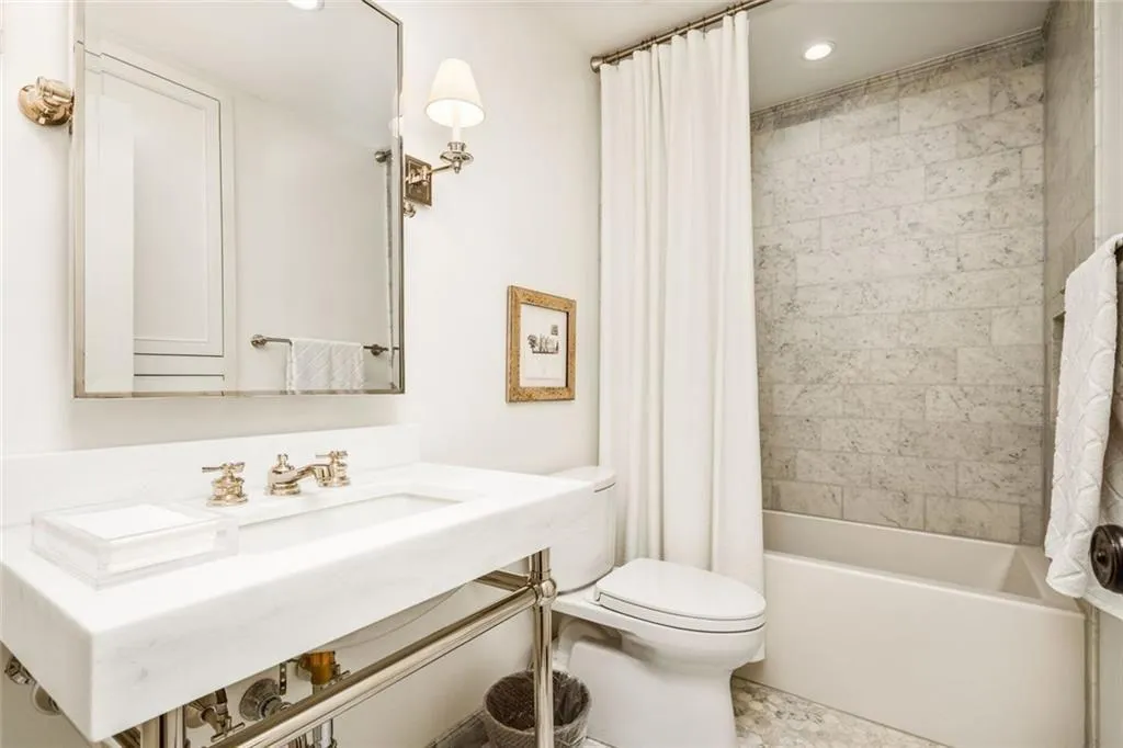 2575 Peachtree Road Ne Unit 8d, Atlanta, Georgia 30305, 2 Bedrooms Bedrooms, ,2 BathroomsBathrooms,Residential,For Sale,2575 Peachtree Road Ne Unit 8d,7632719