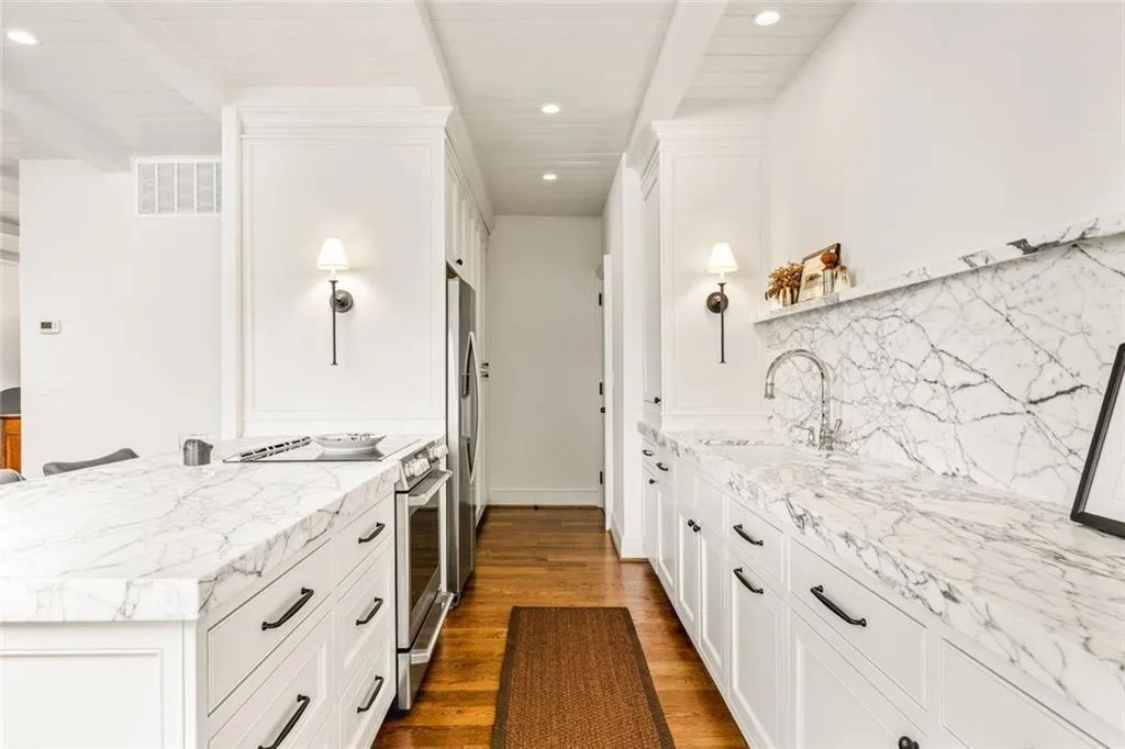 2575 Peachtree Road Ne Unit 8d, Atlanta, Georgia 30305, 2 Bedrooms Bedrooms, ,2 BathroomsBathrooms,Residential,For Sale,2575 Peachtree Road Ne Unit 8d,7632719