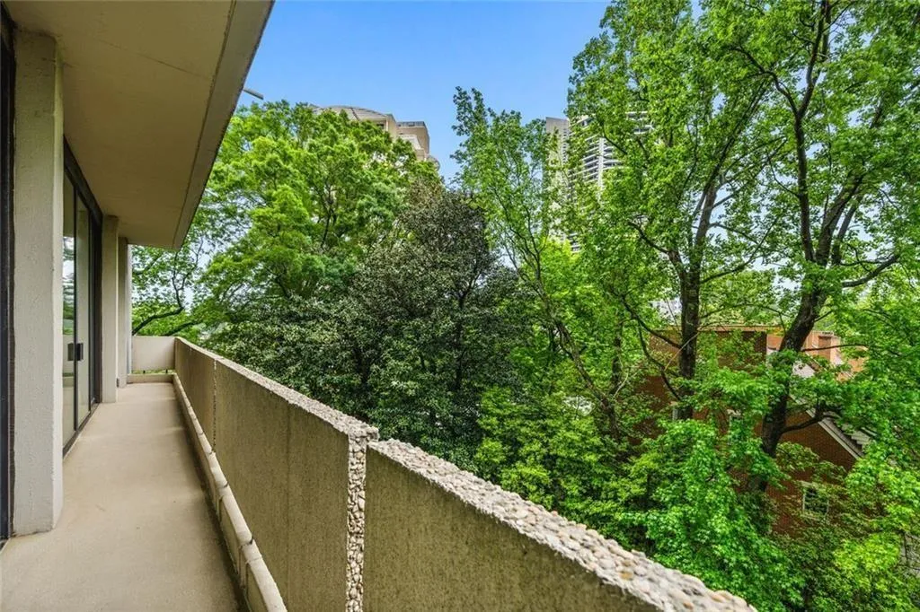 2575 Peachtree Road Ne Unit 8d, Atlanta, Georgia 30305, 2 Bedrooms Bedrooms, ,2 BathroomsBathrooms,Residential,For Sale,2575 Peachtree Road Ne Unit 8d,7632719