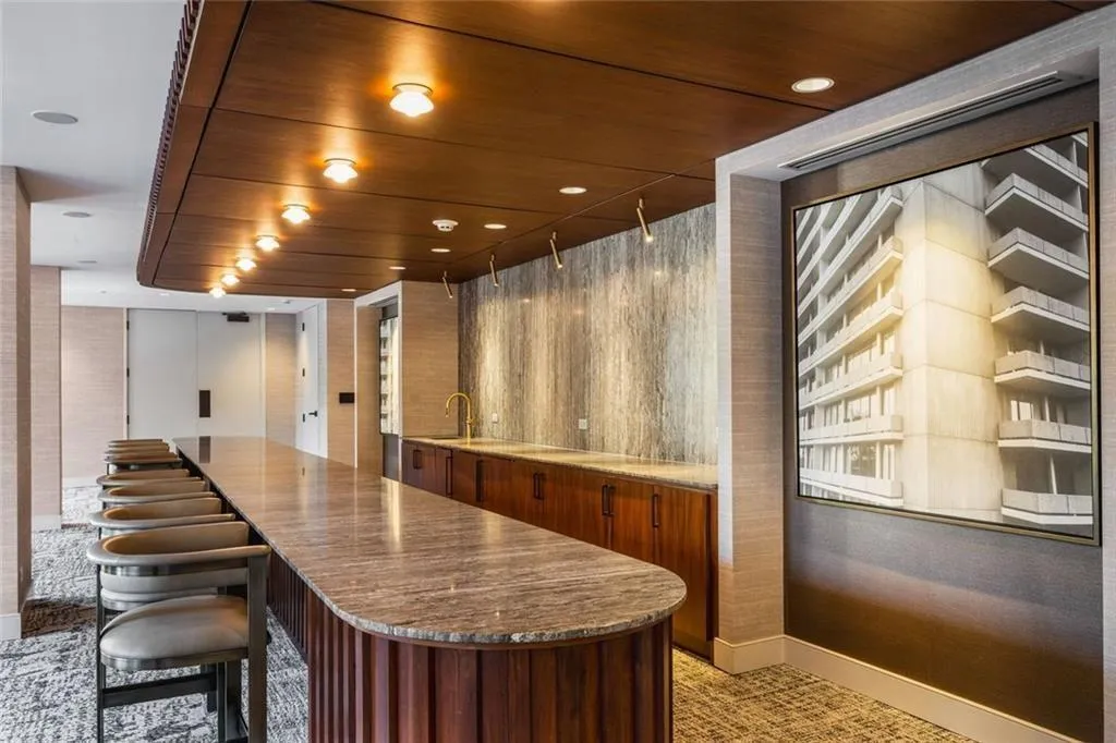 2575 Peachtree Road Ne Unit 8d, Atlanta, Georgia 30305, 2 Bedrooms Bedrooms, ,2 BathroomsBathrooms,Residential,For Sale,2575 Peachtree Road Ne Unit 8d,7632719