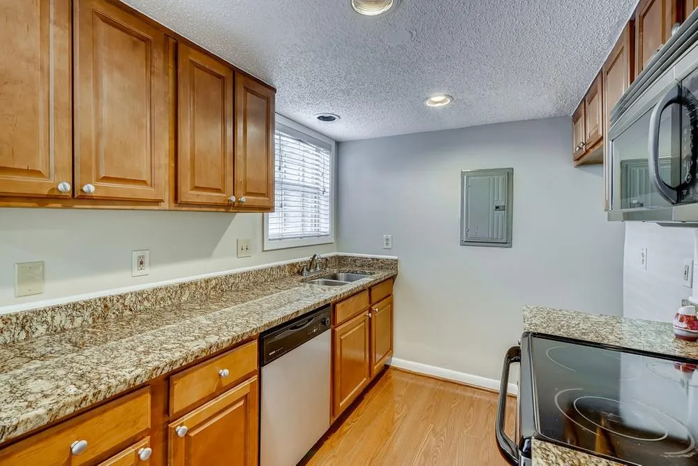 6900 Roswell Unit F8, Atlanta, Georgia 30328, 2 Bedrooms Bedrooms, ,2 BathroomsBathrooms,Residential,Sold,6900 Roswell Unit F8,6819627