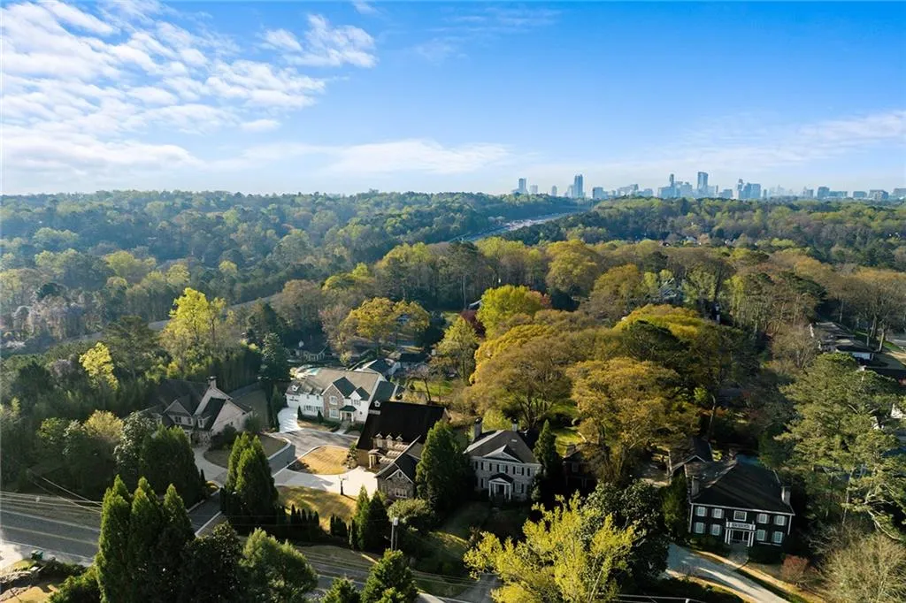 661 Windsor Parkway, Atlanta, Georgia 30342, 6 Bedrooms Bedrooms, ,6 BathroomsBathrooms,Residential,Sold,661 Windsor Parkway,7191100