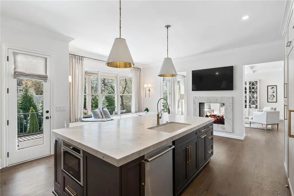 661 Windsor Parkway, Atlanta, Georgia 30342, 6 Bedrooms Bedrooms, ,6 BathroomsBathrooms,Residential,Sold,661 Windsor Parkway,7191100