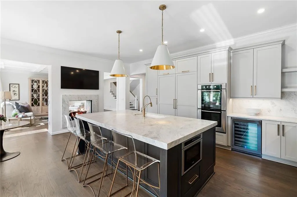 661 Windsor Parkway, Atlanta, Georgia 30342, 6 Bedrooms Bedrooms, ,6 BathroomsBathrooms,Residential,Sold,661 Windsor Parkway,7191100