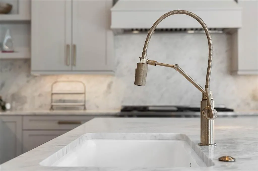 661 Windsor Parkway, Atlanta, Georgia 30342, 6 Bedrooms Bedrooms, ,6 BathroomsBathrooms,Residential,Sold,661 Windsor Parkway,7191100