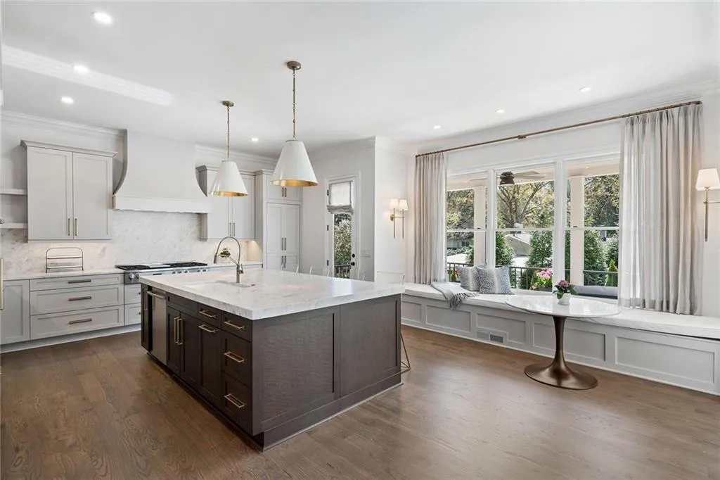 661 Windsor Parkway, Atlanta, Georgia 30342, 6 Bedrooms Bedrooms, ,6 BathroomsBathrooms,Residential,Sold,661 Windsor Parkway,7191100