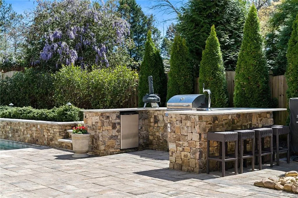 661 Windsor Parkway, Atlanta, Georgia 30342, 6 Bedrooms Bedrooms, ,6 BathroomsBathrooms,Residential,Sold,661 Windsor Parkway,7191100