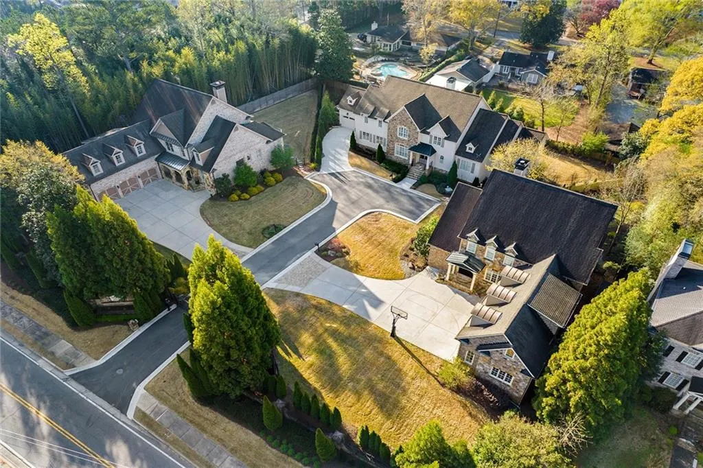 661 Windsor Parkway, Atlanta, Georgia 30342, 6 Bedrooms Bedrooms, ,6 BathroomsBathrooms,Residential,Sold,661 Windsor Parkway,7191100