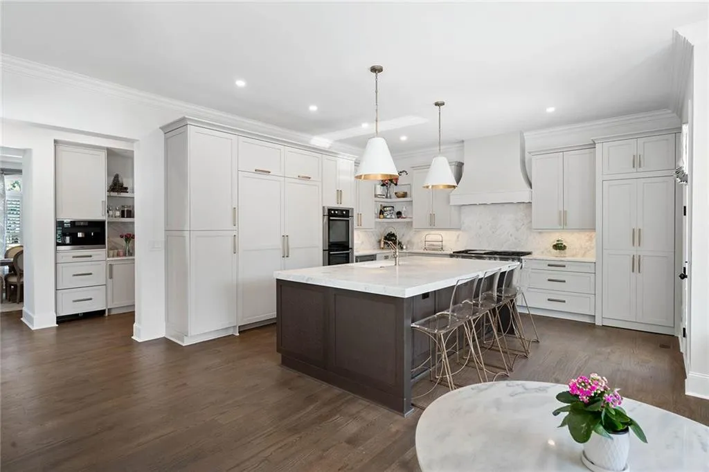 661 Windsor Parkway, Atlanta, Georgia 30342, 6 Bedrooms Bedrooms, ,6 BathroomsBathrooms,Residential,Sold,661 Windsor Parkway,7191100