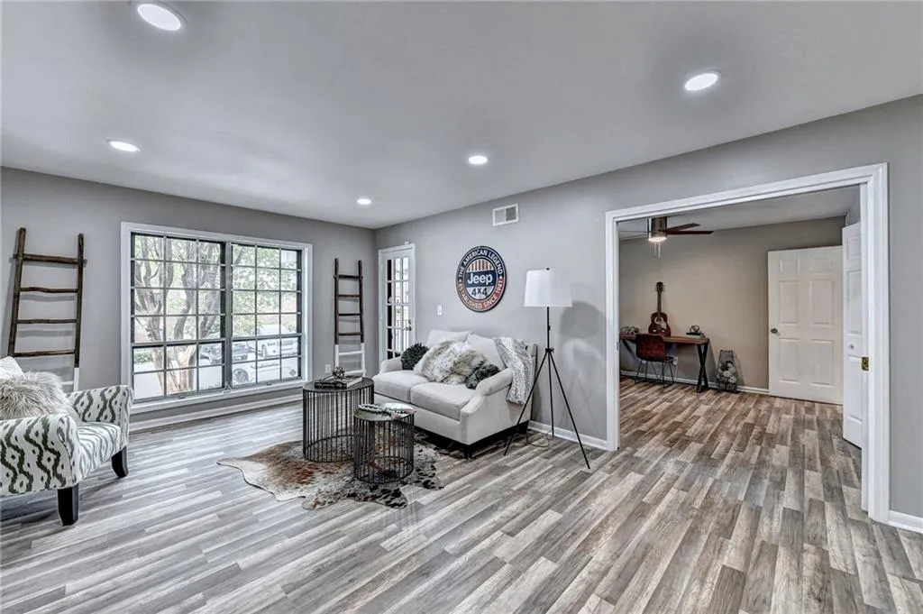 6851 Roswell Road Unit I-25, Atlanta, Georgia 30328, 3 Bedrooms Bedrooms, ,2 BathroomsBathrooms,Residential,Sold,6851 Roswell Road Unit I-25,7052166