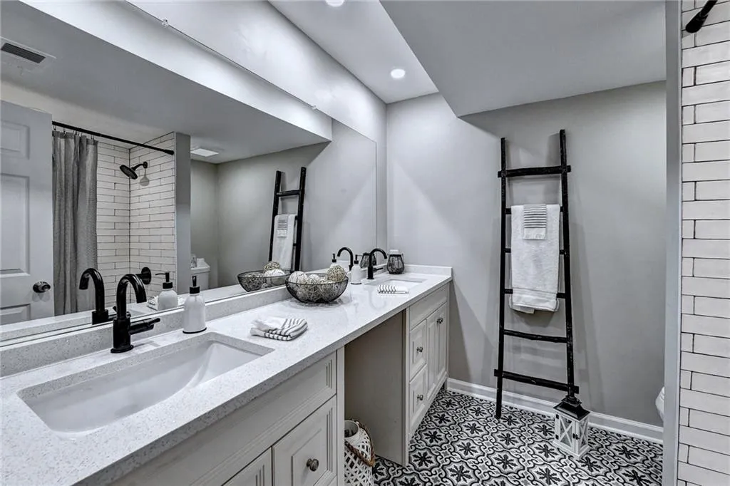 6851 Roswell Road Unit I-25, Atlanta, Georgia 30328, 3 Bedrooms Bedrooms, ,2 BathroomsBathrooms,Residential,Sold,6851 Roswell Road Unit I-25,7052166