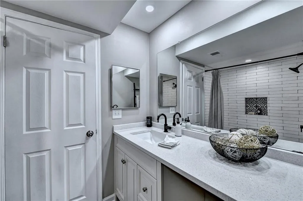 6851 Roswell Road Unit I-25, Atlanta, Georgia 30328, 3 Bedrooms Bedrooms, ,2 BathroomsBathrooms,Residential,Sold,6851 Roswell Road Unit I-25,7052166