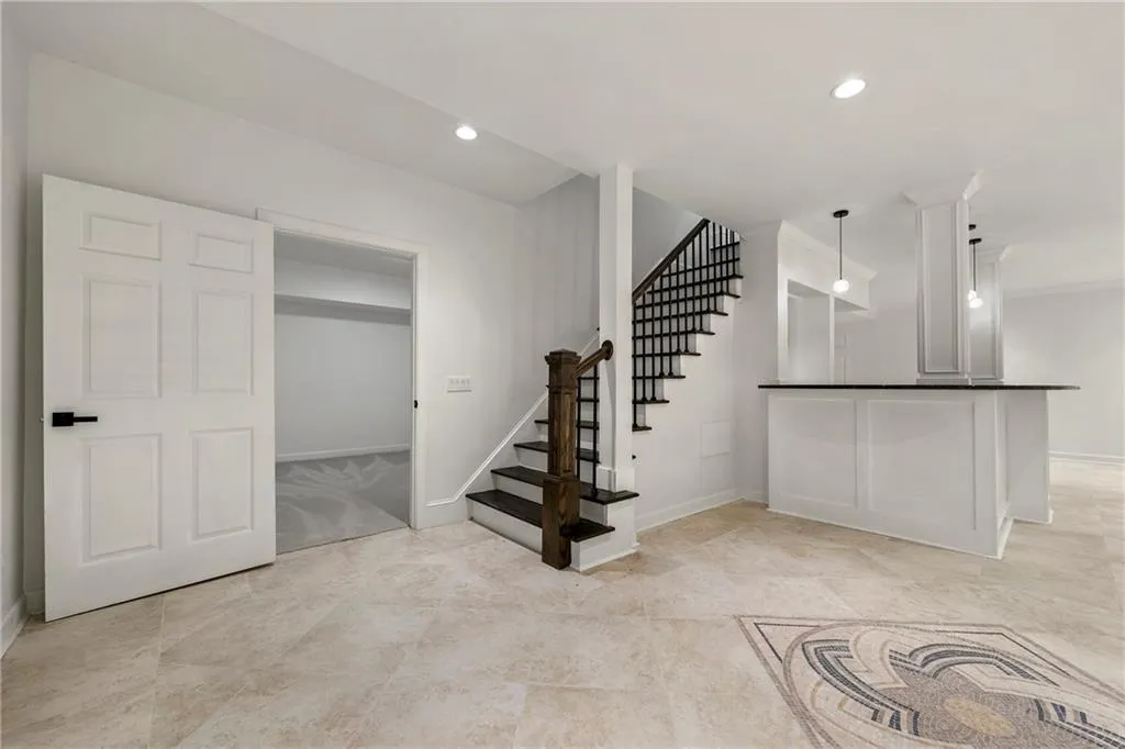 8200 Grogans Ferry Road, Sandy Springs, Georgia 30350, 5 Bedrooms Bedrooms, ,4 BathroomsBathrooms,Residential,Sold,8200 Grogans Ferry Road,6941272