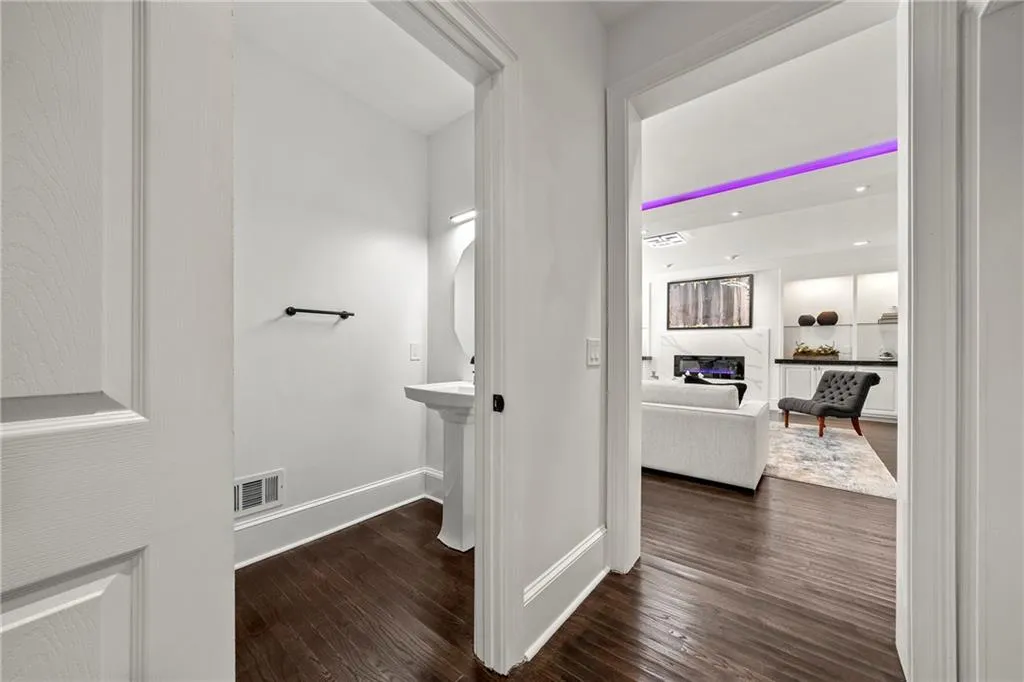 8200 Grogans Ferry Road, Sandy Springs, Georgia 30350, 5 Bedrooms Bedrooms, ,4 BathroomsBathrooms,Residential,Sold,8200 Grogans Ferry Road,6941272