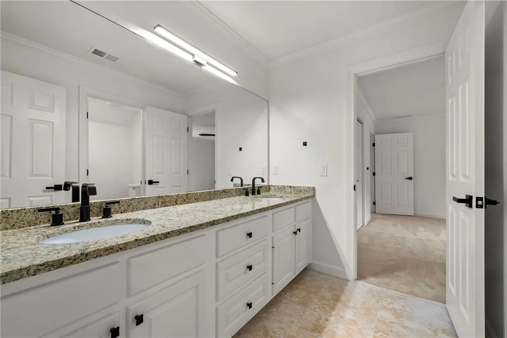 8200 Grogans Ferry Road, Sandy Springs, Georgia 30350, 5 Bedrooms Bedrooms, ,4 BathroomsBathrooms,Residential,Sold,8200 Grogans Ferry Road,6941272