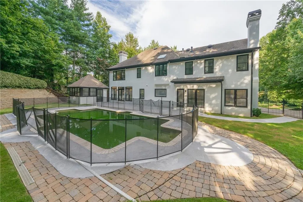 8200 Grogans Ferry Road, Sandy Springs, Georgia 30350, 5 Bedrooms Bedrooms, ,4 BathroomsBathrooms,Residential,Sold,8200 Grogans Ferry Road,6941272