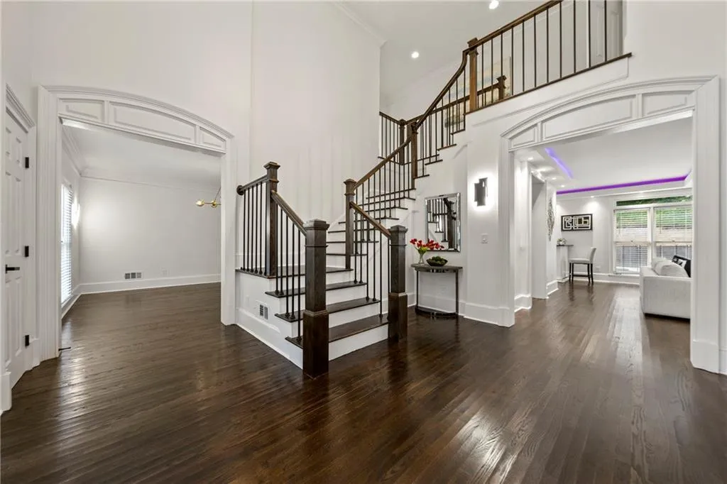 8200 Grogans Ferry Road, Sandy Springs, Georgia 30350, 5 Bedrooms Bedrooms, ,4 BathroomsBathrooms,Residential,Sold,8200 Grogans Ferry Road,6941272