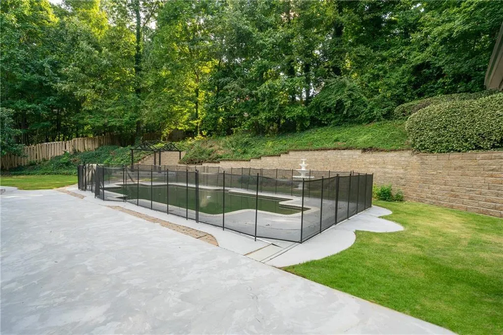 8200 Grogans Ferry Road, Sandy Springs, Georgia 30350, 5 Bedrooms Bedrooms, ,4 BathroomsBathrooms,Residential,Sold,8200 Grogans Ferry Road,6941272