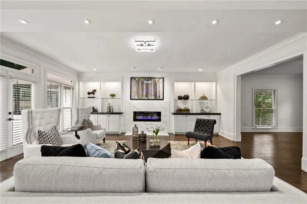 8200 Grogans Ferry Road, Sandy Springs, Georgia 30350, 5 Bedrooms Bedrooms, ,4 BathroomsBathrooms,Residential,Sold,8200 Grogans Ferry Road,6941272