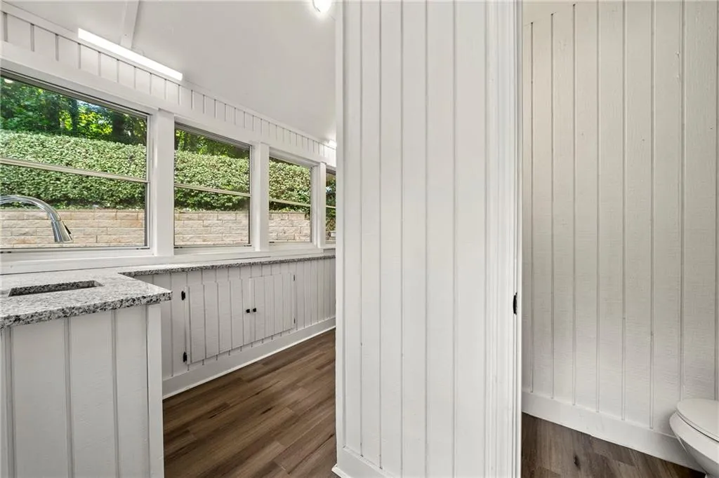 8200 Grogans Ferry Road, Sandy Springs, Georgia 30350, 5 Bedrooms Bedrooms, ,4 BathroomsBathrooms,Residential,Sold,8200 Grogans Ferry Road,6941272