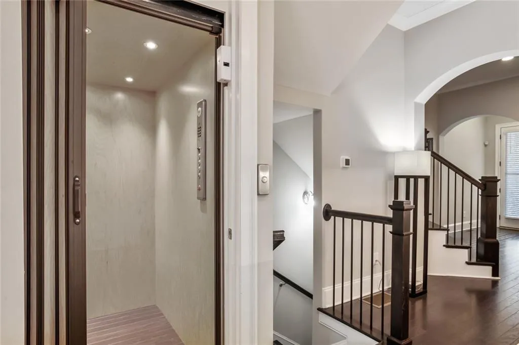 2070 Wheaton Way, Sandy Springs, Georgia 30328, 4 Bedrooms Bedrooms, ,3 BathroomsBathrooms,Residential,Sold,2070 Wheaton Way,6939559