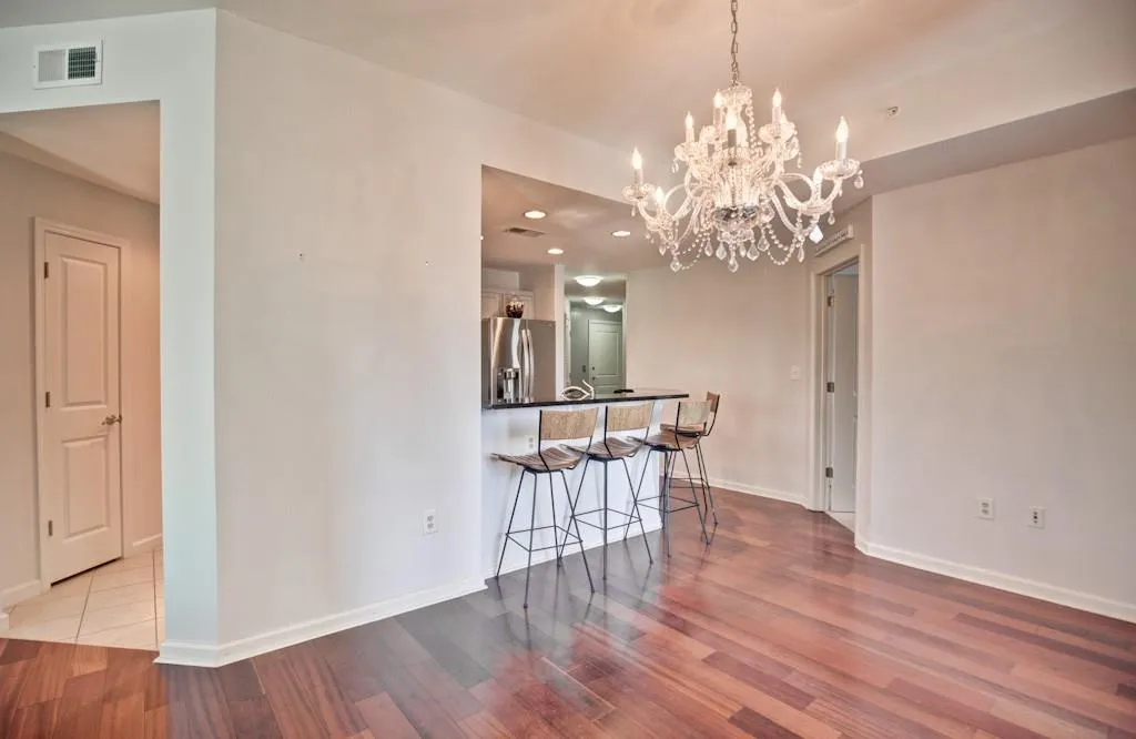 3040 Peachtree Road Nw Unit 204, Atlanta, Georgia 30305, 2 Bedrooms Bedrooms, ,2 BathroomsBathrooms,Residential,Sold,3040 Peachtree Road Nw Unit 204,5831892