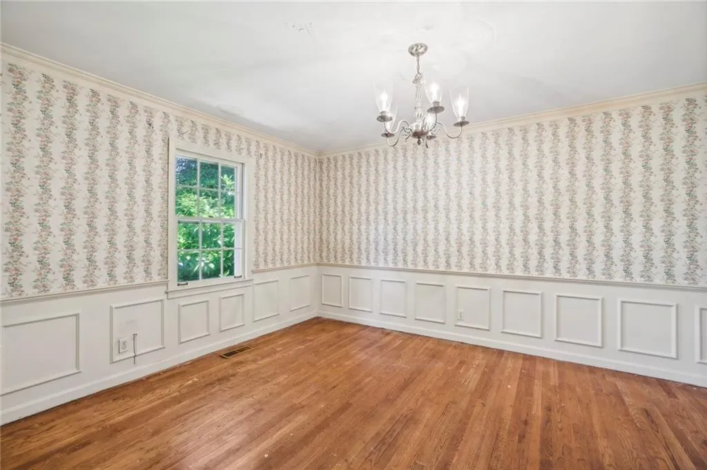 Dining room with Wainscoting, crown molding and hardwood flooring