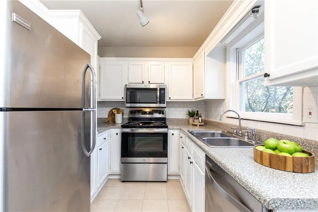 7500 Roswell Road Unit 70, Sandy Springs, Georgia 30350, 2 Bedrooms Bedrooms, ,2 BathroomsBathrooms,Residential,Sold,7500 Roswell Road Unit 70,6974522