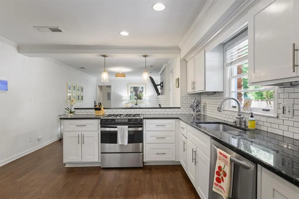 550 Windsor Parkway, Atlanta, Georgia 30342, 3 Bedrooms Bedrooms, ,2 BathroomsBathrooms,Residential,For Sale,550 Windsor Parkway,7762184