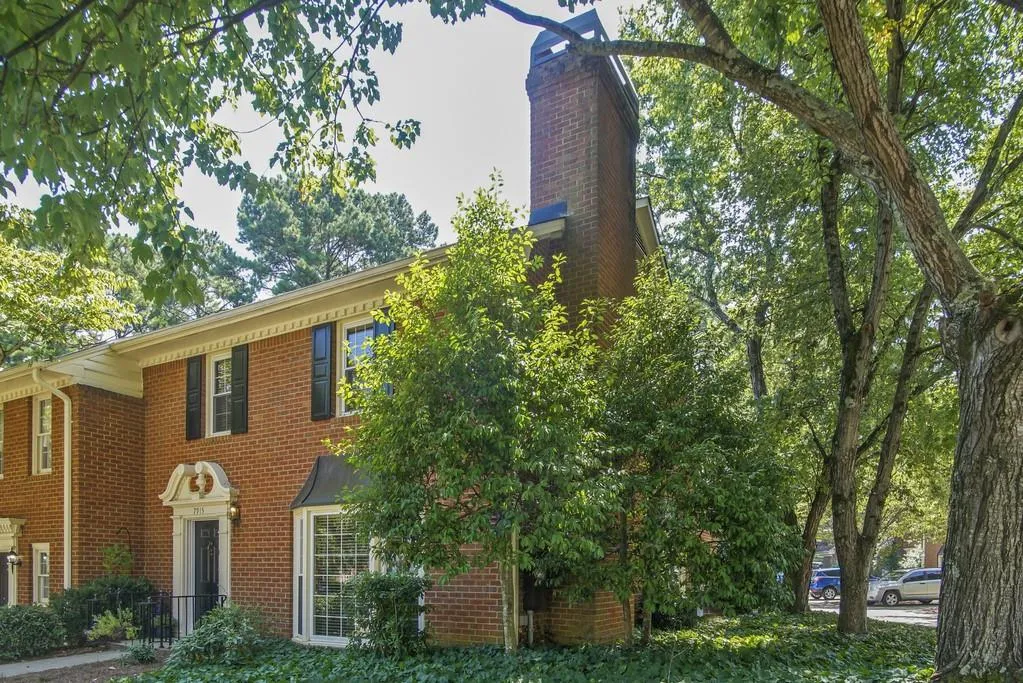 7915 Briar Villa Place, Sandy Springs, Georgia 30350, 3 Bedrooms Bedrooms, ,2 BathroomsBathrooms,Residential,Sold,7915 Briar Villa Place,6613579