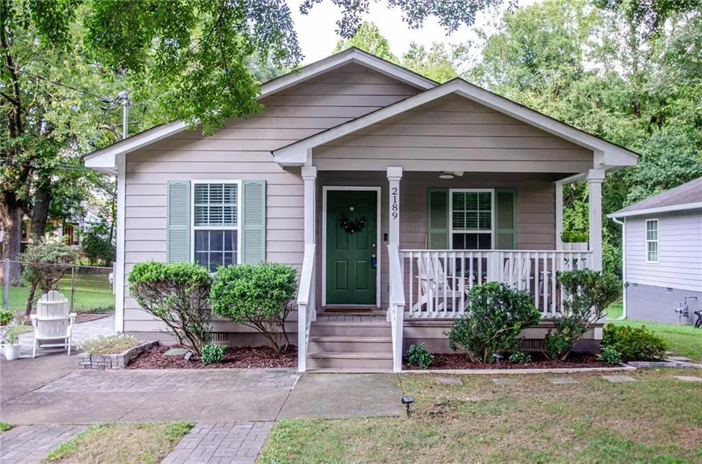 View of front of home featuring a porch