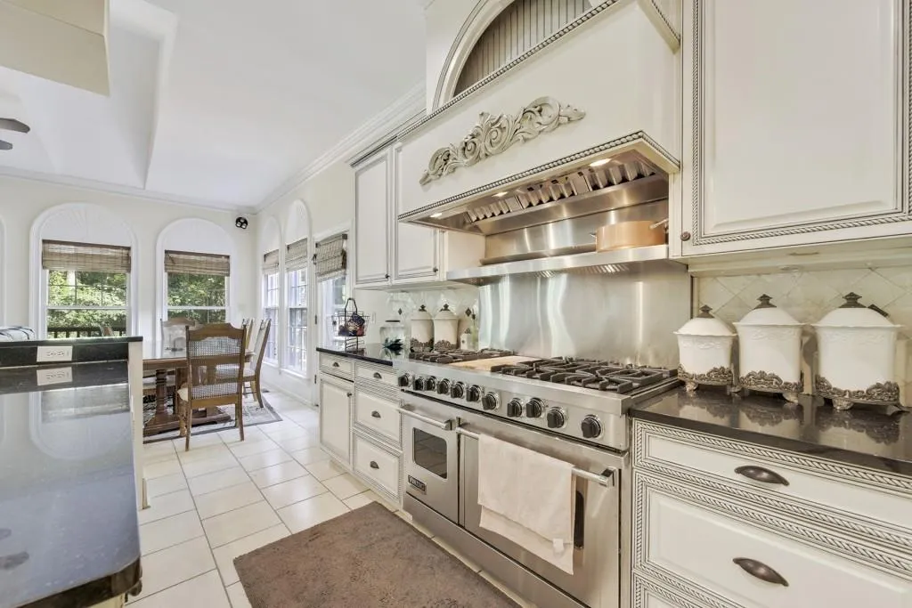 915 Marseilles Drive Nw, Atlanta, Georgia 30327, 6 Bedrooms Bedrooms, ,5 BathroomsBathrooms,Residential,Sold,915 Marseilles Drive Nw,6897531