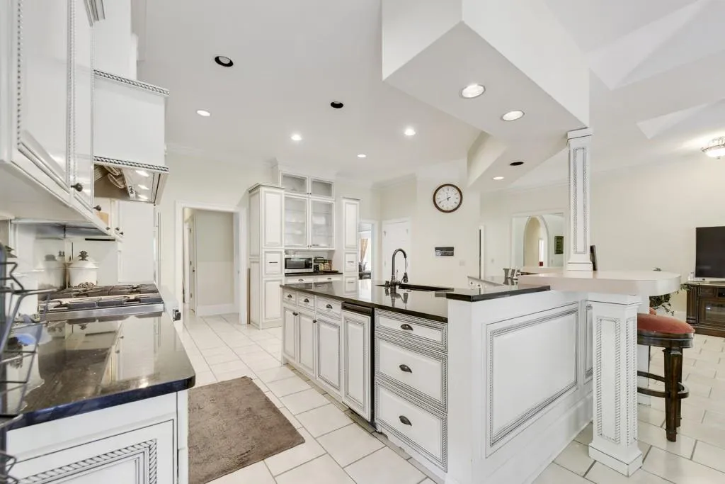 915 Marseilles Drive Nw, Atlanta, Georgia 30327, 6 Bedrooms Bedrooms, ,5 BathroomsBathrooms,Residential,Sold,915 Marseilles Drive Nw,6897531