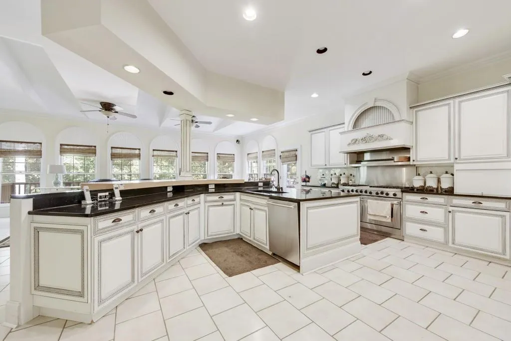 915 Marseilles Drive Nw, Atlanta, Georgia 30327, 6 Bedrooms Bedrooms, ,5 BathroomsBathrooms,Residential,Sold,915 Marseilles Drive Nw,6897531