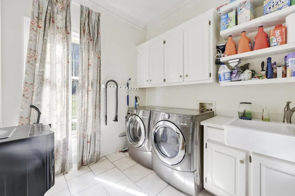 915 Marseilles Drive Nw, Atlanta, Georgia 30327, 6 Bedrooms Bedrooms, ,5 BathroomsBathrooms,Residential,Sold,915 Marseilles Drive Nw,6897531