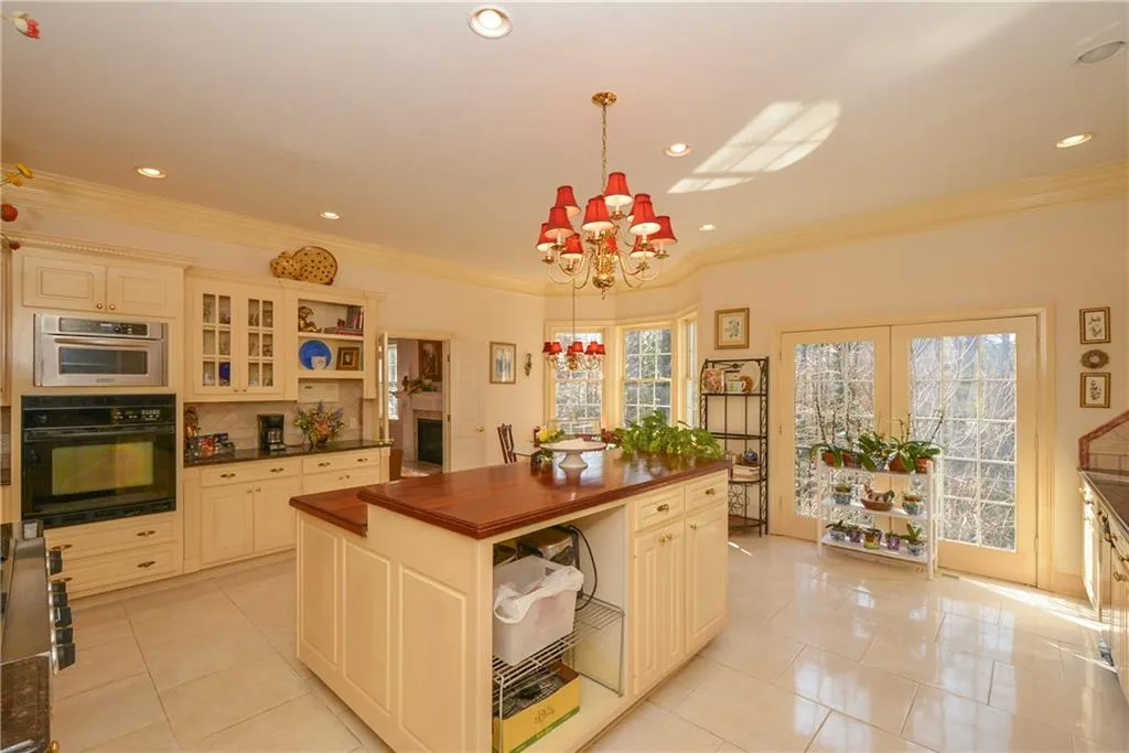 6560 Old Cabin Road, Sandy Springs, Georgia 30328, 5 Bedrooms Bedrooms, ,5 BathroomsBathrooms,Residential,Sold,6560 Old Cabin Road,5646840